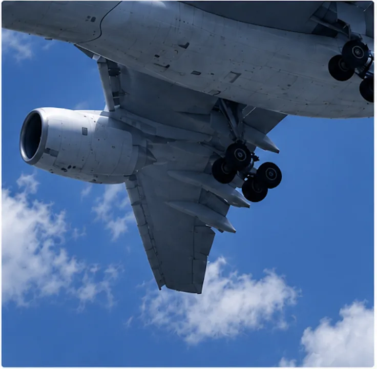 Motor y tren de aterrizaje de un avión visto desde abajo