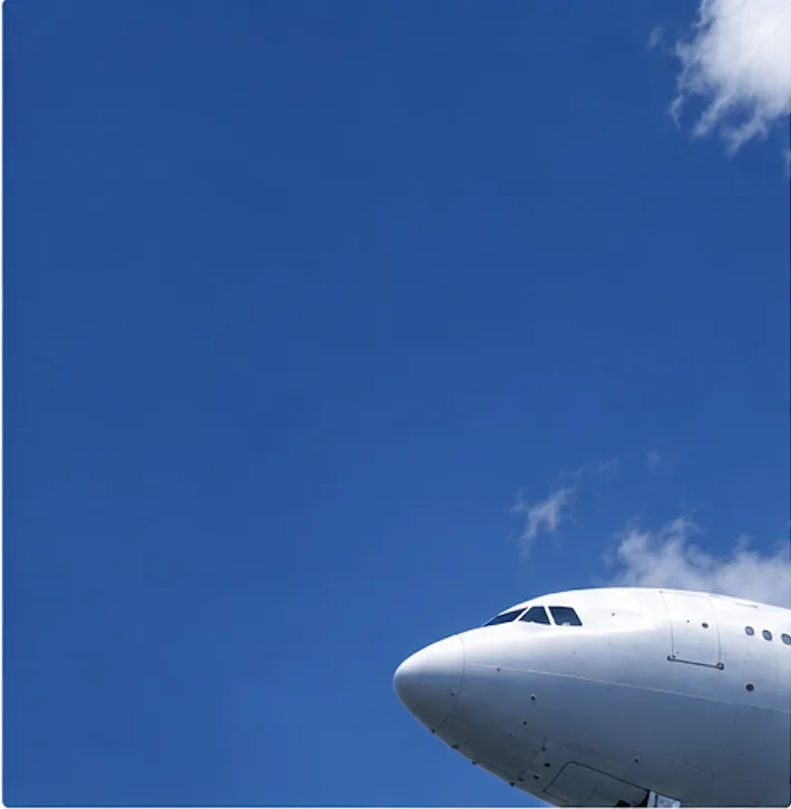 Morro de un avión comercial contra un cielo azul despejado