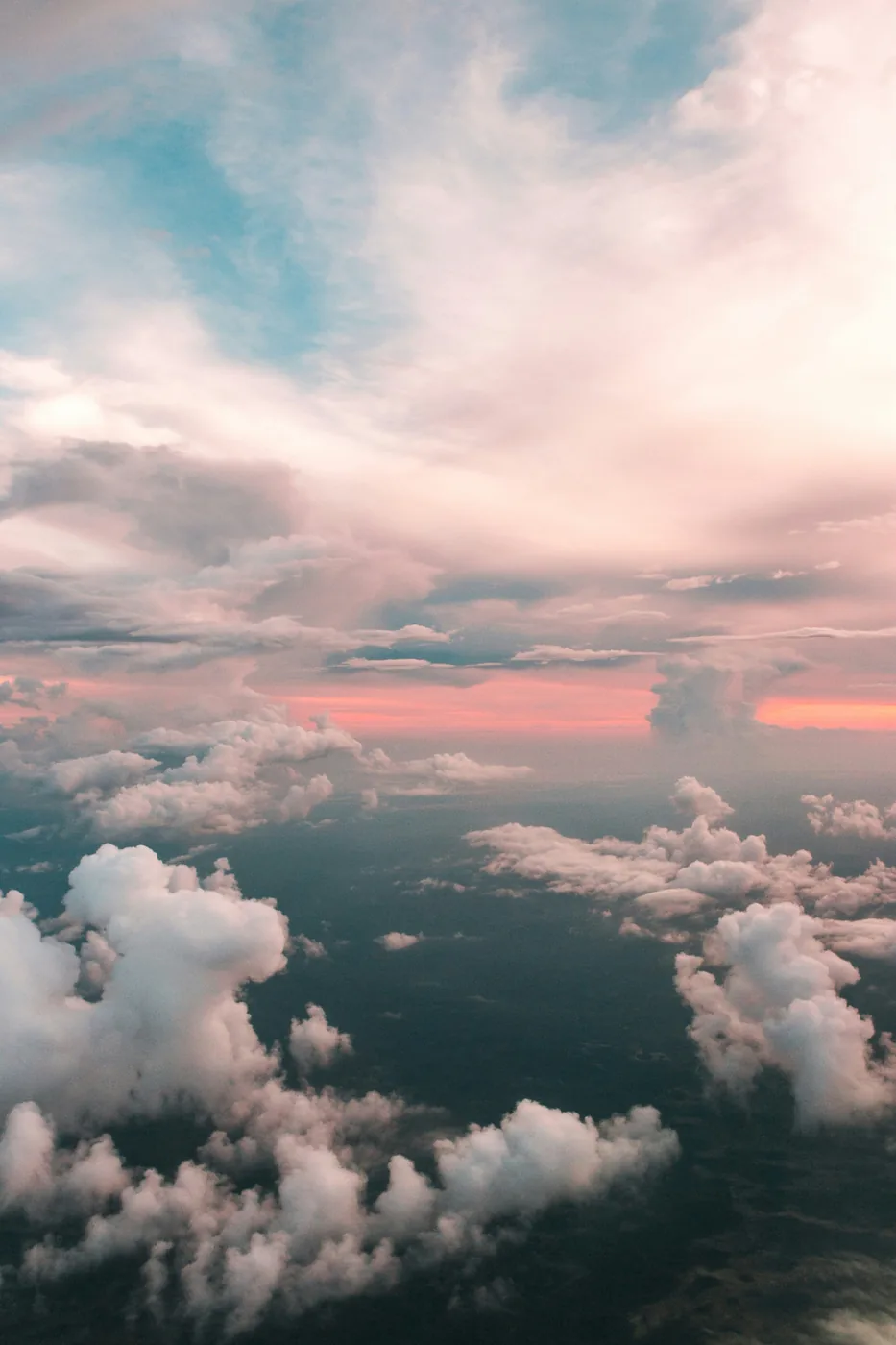 Cielo al atardecer con nubes rosadas visto desde un avión
