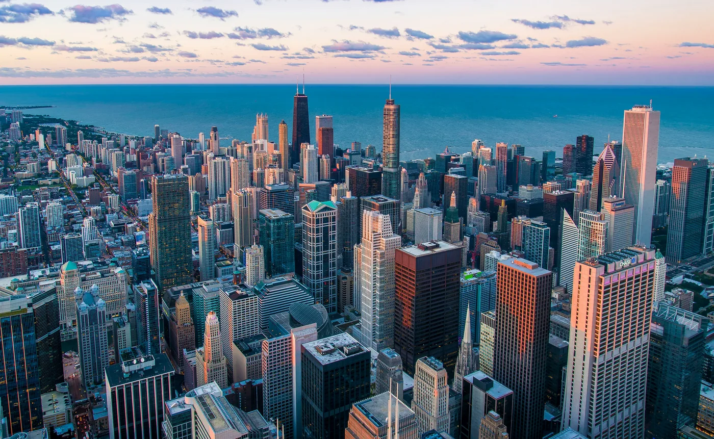 Vista aérea del skyline de Chicago al atardecer junto al lago